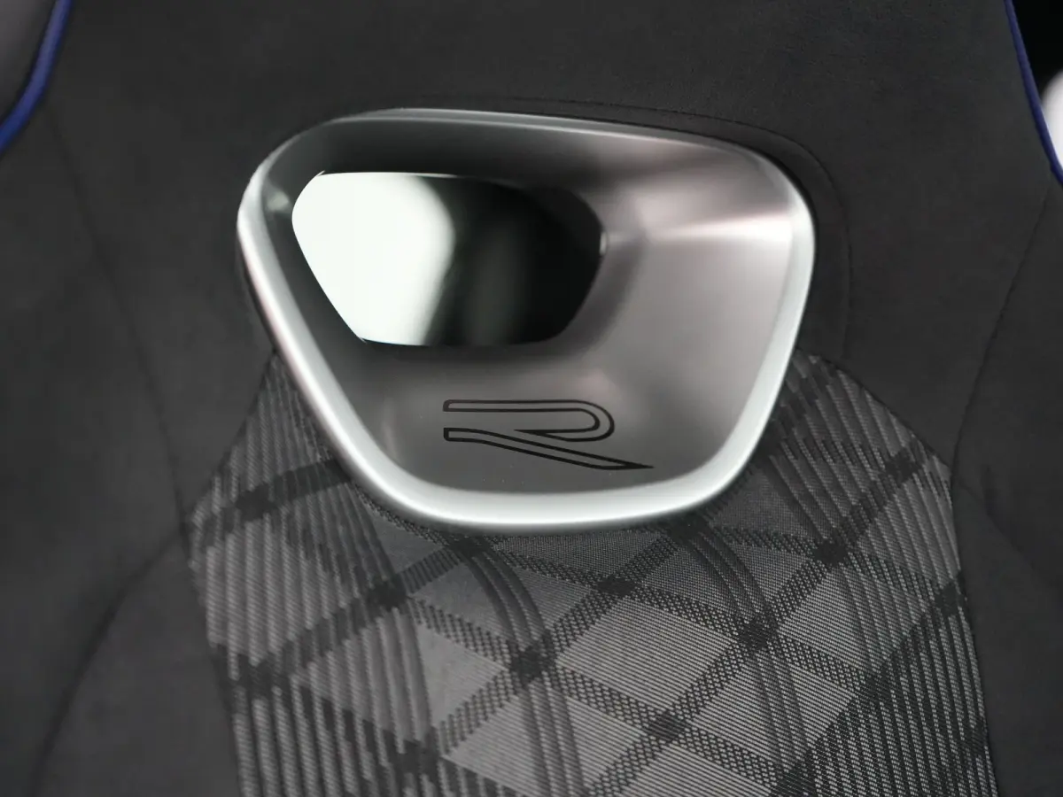 1.5 eHybrid R-Line Business 272pk Dealer O.H. | Adaptive Cruise | Head Up | 360 Camera | IQ Light | Sportstoelen Massage & Verwarmd | Stuur Verwarmd | Sfeerverlichting | Apple Carplay | Blis