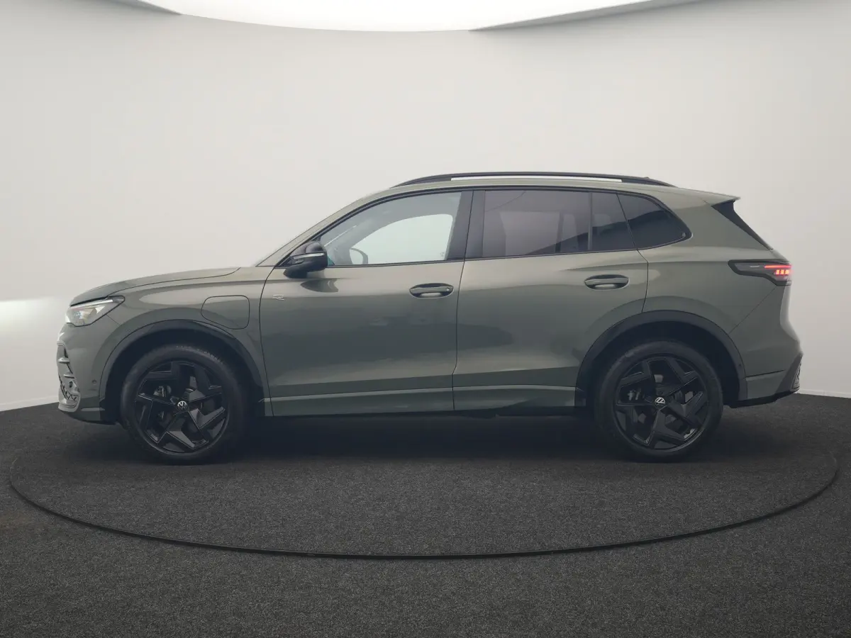1.5 eHybrid R-Line Business 272pk Dealer O.H. | Adaptive Cruise | Head Up | 360 Camera | IQ Light | Sportstoelen Massage & Verwarmd | Stuur Verwarmd | Sfeerverlichting | Apple Carplay | Blis