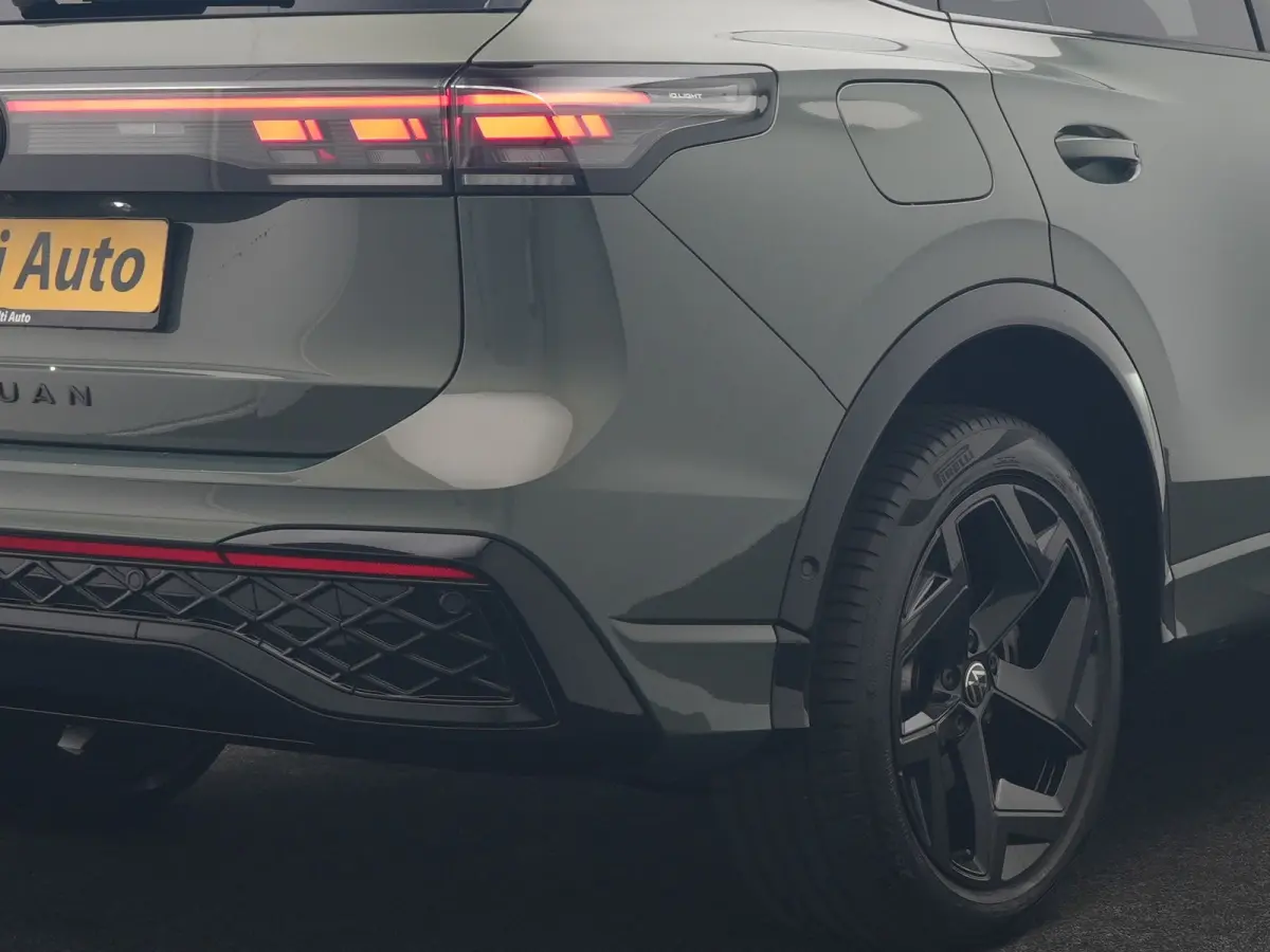 1.5 eHybrid R-Line Business 272pk Dealer O.H. | Adaptive Cruise | Head Up | 360 Camera | IQ Light | Sportstoelen Massage & Verwarmd | Stuur Verwarmd | Sfeerverlichting | Apple Carplay | Blis