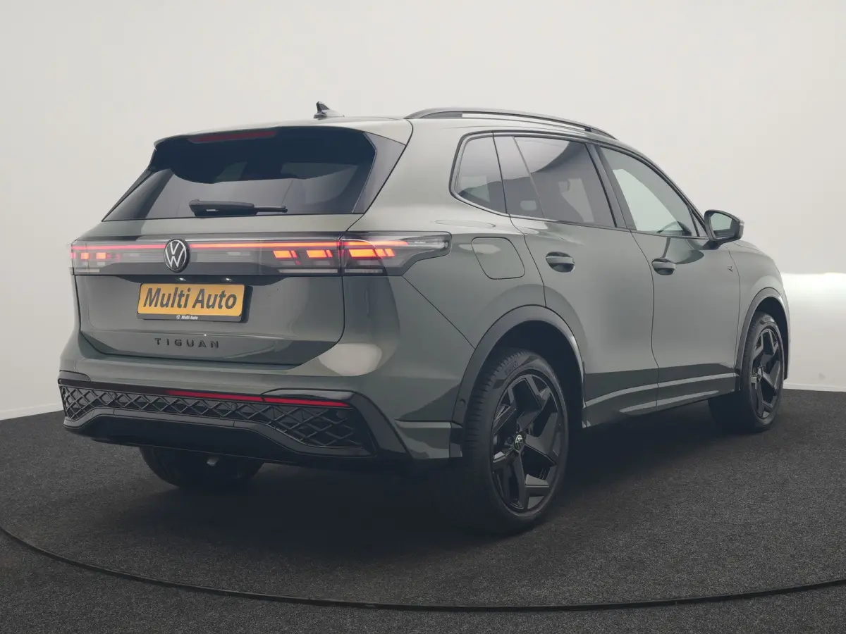 1.5 eHybrid R-Line Business 272pk Dealer O.H. | Adaptive Cruise | Head Up | 360 Camera | IQ Light | Sportstoelen Massage & Verwarmd | Stuur Verwarmd | Sfeerverlichting | Apple Carplay | Blis