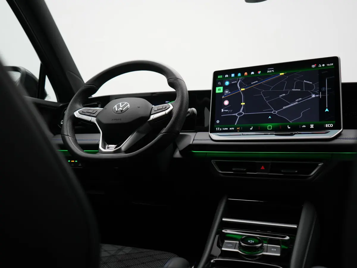 1.5 eHybrid R-Line Business 272pk Dealer O.H. | Adaptive Cruise | Head Up | 360 Camera | IQ Light | Sportstoelen Massage & Verwarmd | Stuur Verwarmd | Sfeerverlichting | Apple Carplay | Blis