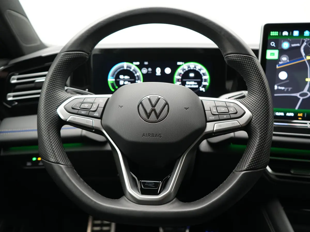 1.5 eHybrid R-Line Business 272pk Dealer O.H. | Adaptive Cruise | Head Up | 360 Camera | IQ Light | Sportstoelen Massage & Verwarmd | Stuur Verwarmd | Sfeerverlichting | Apple Carplay | Blis