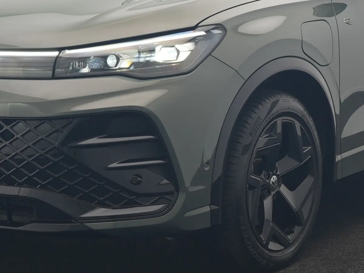 1.5 eHybrid R-Line Business 272pk Dealer O.H. | Adaptive Cruise | Head Up | 360 Camera | IQ Light | Sportstoelen Massage & Verwarmd | Stuur Verwarmd | Sfeerverlichting | Apple Carplay | Blis