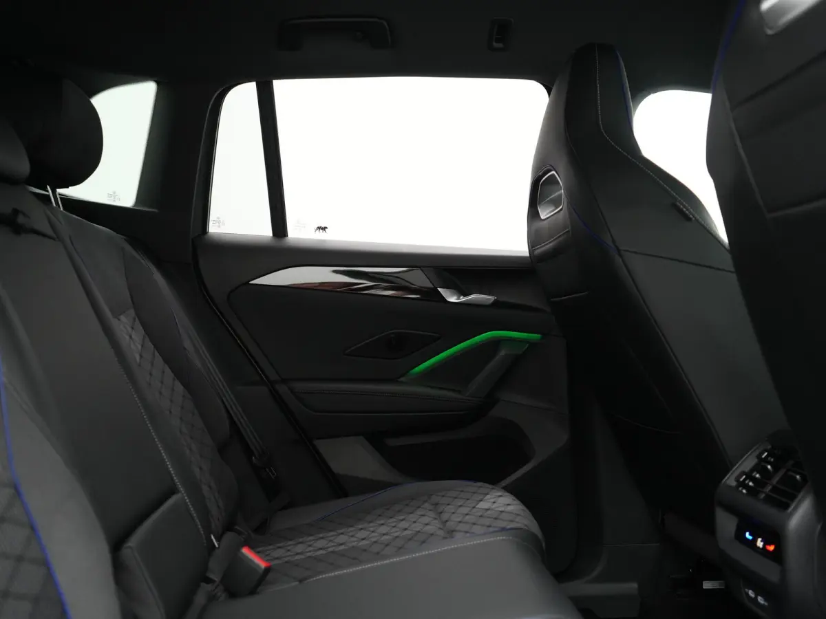 1.5 eHybrid R-Line Business 272pk Dealer O.H. | Adaptive Cruise | Head Up | 360 Camera | IQ Light | Sportstoelen Massage & Verwarmd | Stuur Verwarmd | Sfeerverlichting | Apple Carplay | Blis