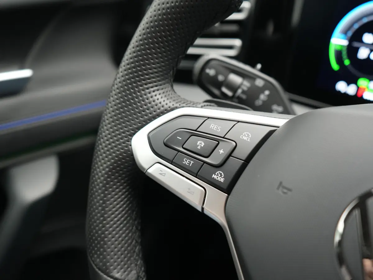 1.5 eHybrid R-Line Business 272pk Dealer O.H. | Adaptive Cruise | Head Up | 360 Camera | IQ Light | Sportstoelen Massage & Verwarmd | Stuur Verwarmd | Sfeerverlichting | Apple Carplay | Blis