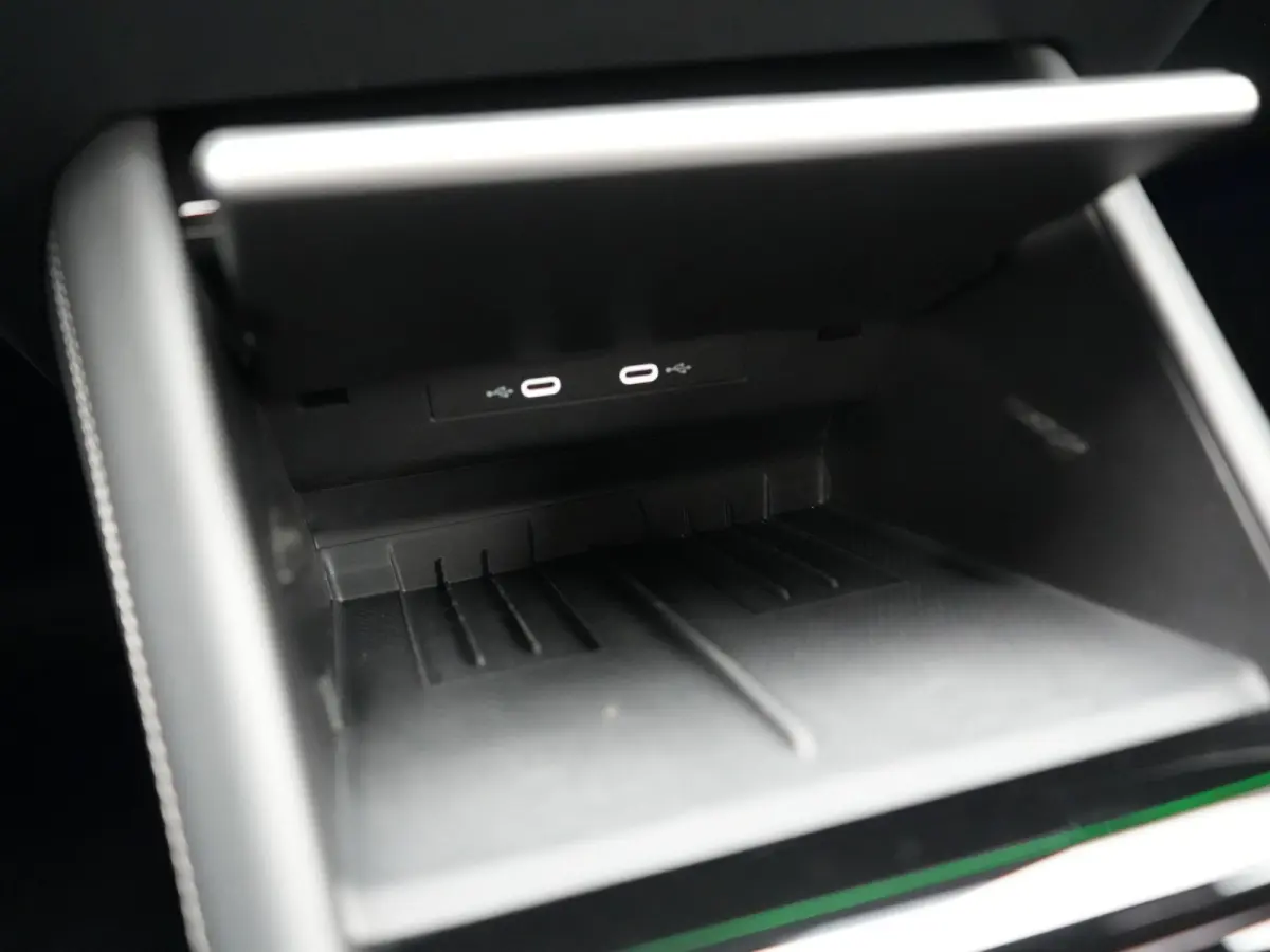 1.5 eHybrid R-Line Business 272pk Dealer O.H. | Adaptive Cruise | Head Up | 360 Camera | IQ Light | Sportstoelen Massage & Verwarmd | Stuur Verwarmd | Sfeerverlichting | Apple Carplay | Blis