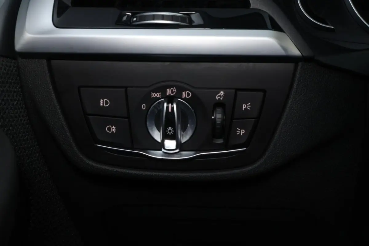 xDrive20i Launch Edition High Executive |PANO|HUD|CAMERA|ST VWM|CRUISE|CLIMA+++