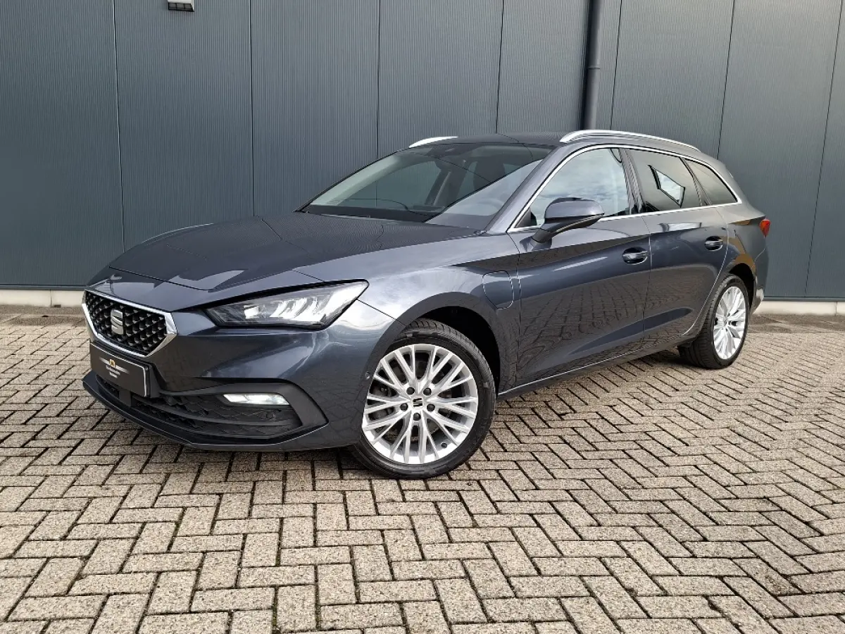 1.4 TSI PHEV XCELLENCE Automaat * Navigatiesysteem * Elek. Trekhaak * Parkeercamera *