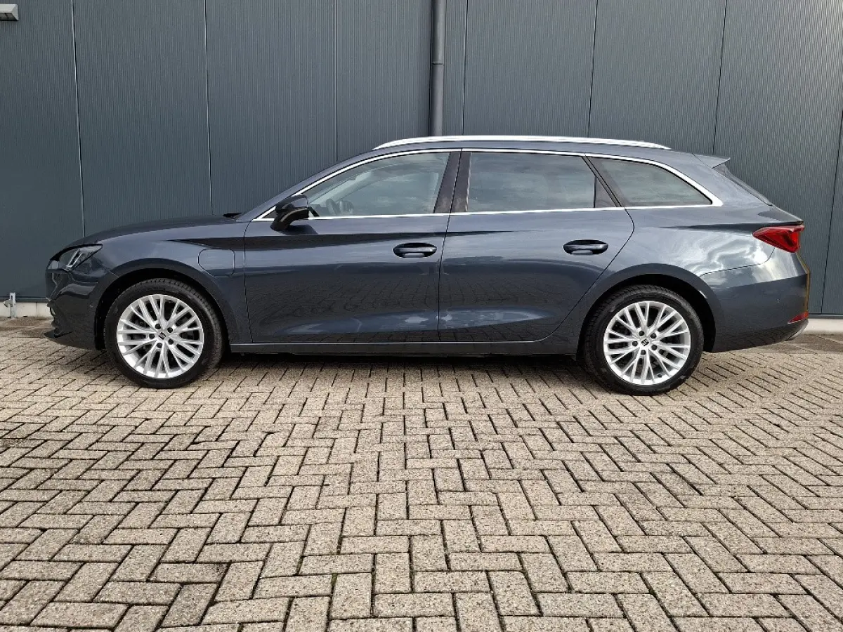 1.4 TSI PHEV XCELLENCE Automaat * Navigatiesysteem * Elek. Trekhaak * Parkeercamera *