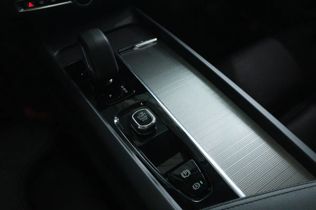 2.0 B3 Plus Dark | Adapt. Cruise | Trekhaak | Schuifdak | Harman & Kardon | 360 Camera | Stoel+Stuurverwarming | Memory | Elektr. Klep | Keyless |