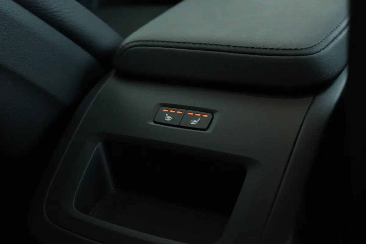2.0 B3 Plus Dark | Adapt. Cruise | Trekhaak | Schuifdak | Harman & Kardon | 360 Camera | Stoel+Stuurverwarming | Memory | Elektr. Klep | Keyless |