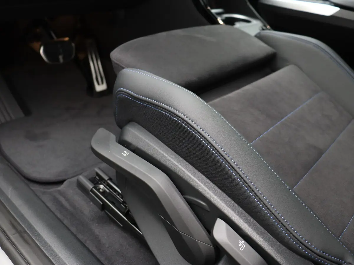 eDrive20 M Sportpakket | Premium Pack | Travel Pack | SoH 100% | Trekhaak | Panoramadak | Parking Assistant | 19''