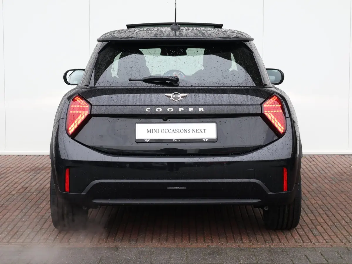 1.5 Cooper C Classic L Verwarmd Stuurwiel | Comforttoegang | Panoramadak | Harman Kardon | Head-Up | Stoelverwarming | Navigation AR |