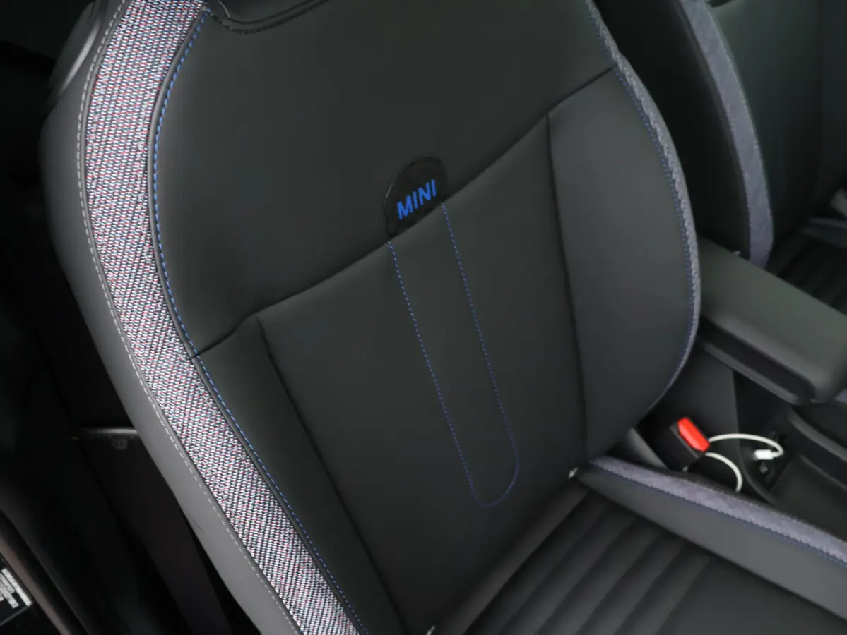 1.5 Cooper C Classic L Verwarmd Stuurwiel | Comforttoegang | Panoramadak | Harman Kardon | Head-Up | Stoelverwarming | Navigation AR |
