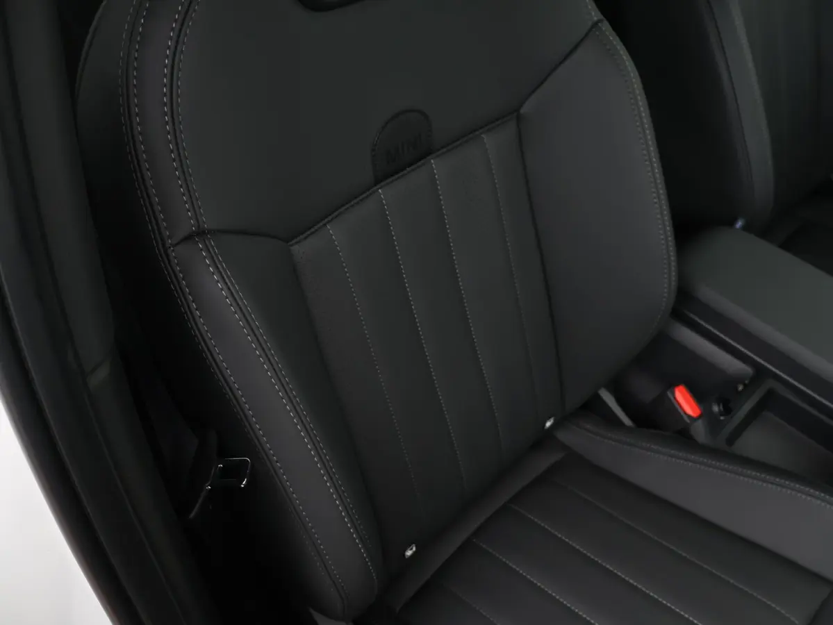 1.5 C John Cooper Works XL | Comforttoegang | Trekhaak | Panoramadak | Driving Assistant Professional | Harman Kardon | Head-Up | Elektr. Stoelen |