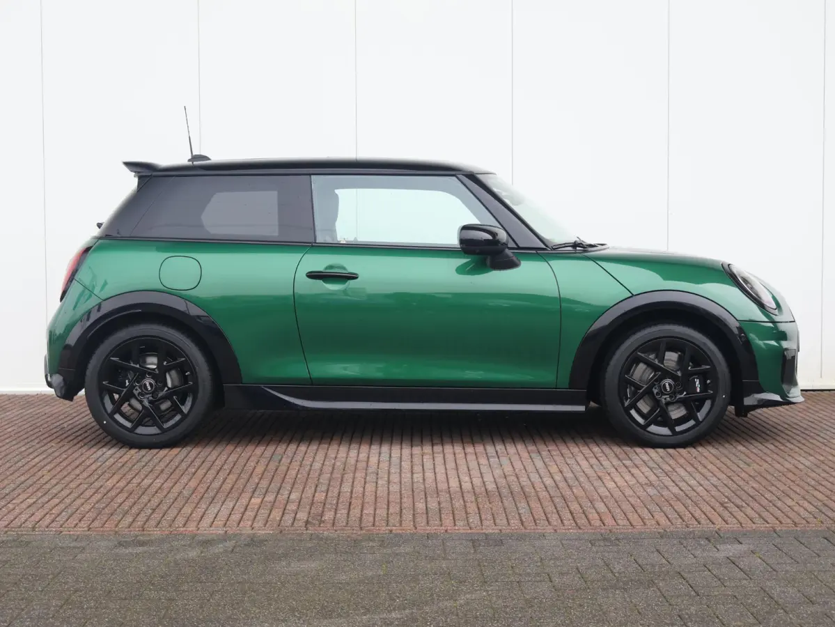 1.5 Cooper C John Cooper Works XL Comforttoegang | Panoramadak | Driving Assistant Professional | Harman Kardon | Head-Up | Elektr. Stoelen |