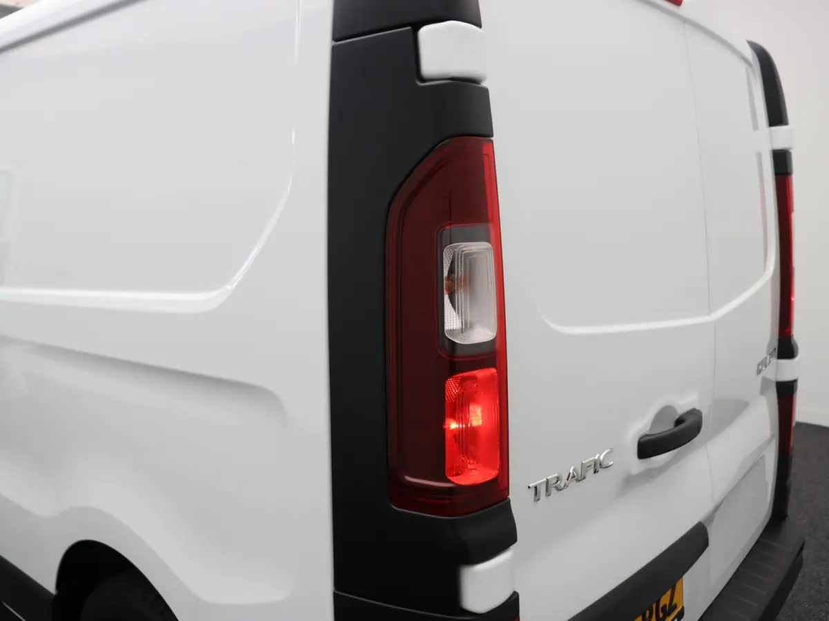 2.0 dCi 110pk T30 L2H1 Comfort | Laadruimtepakket | Vierseizoenbanden | Parkeersensoren achter | Keyless entry |