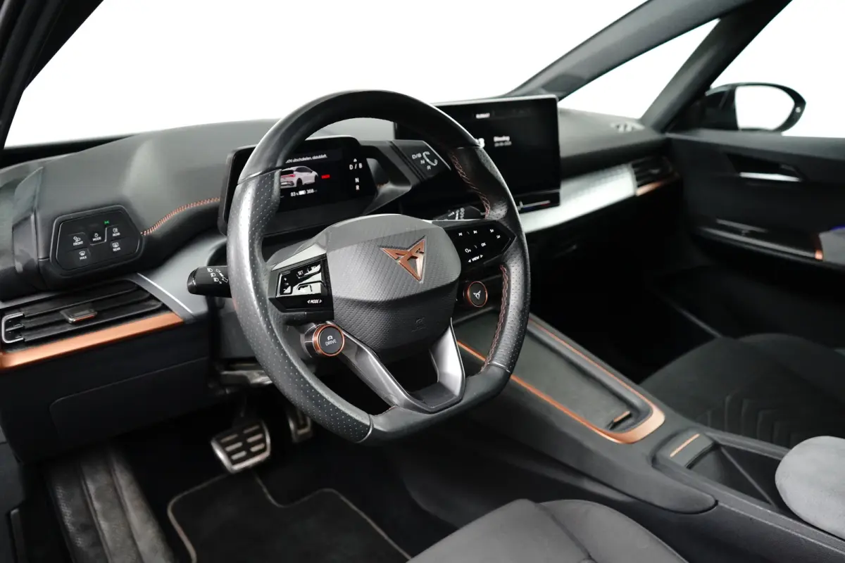 Performance 82kWh 230PK | NAVIGATIE | FULL LED | APP CONNECT | 19 INCH | STUURVERWARMING