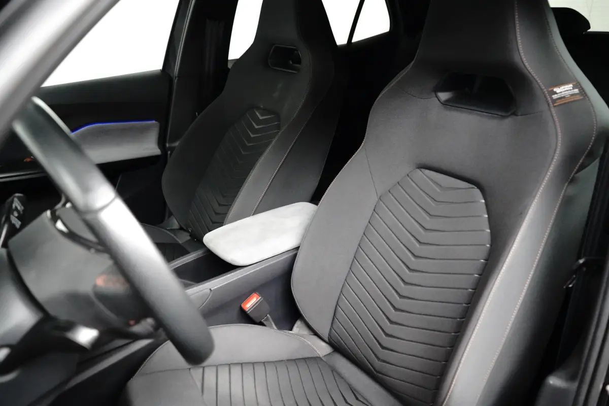 Performance 82kWh 230PK | NAVIGATIE | FULL LED | APP CONNECT | 19 INCH | STUURVERWARMING