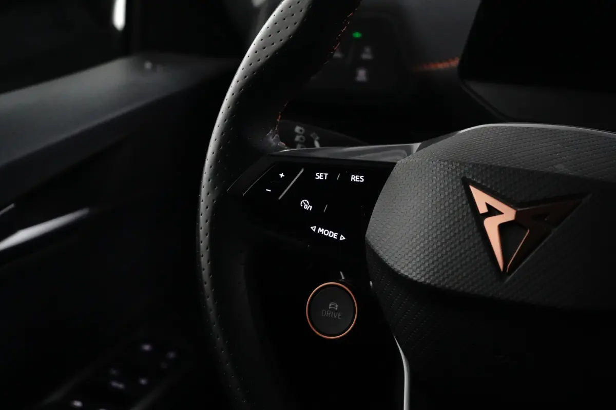 Performance 82kWh 230PK | NAVIGATIE | FULL LED | APP CONNECT | 19 INCH | STUURVERWARMING