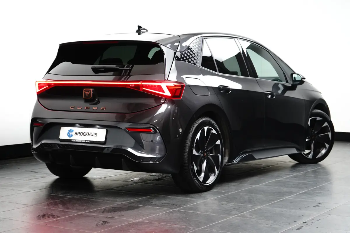 Performance 82kWh 230PK | NAVIGATIE | FULL LED | APP CONNECT | 19 INCH | STUURVERWARMING
