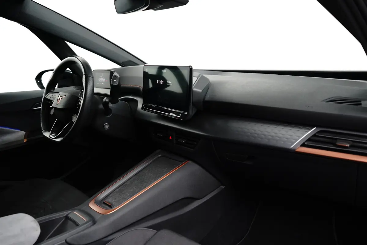 Performance 82kWh 230PK | NAVIGATIE | FULL LED | APP CONNECT | 19 INCH | STUURVERWARMING