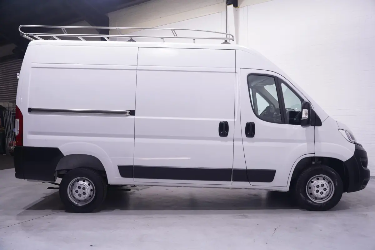 2.2D 140 pk L2H2 Navi, Camera, Imperiaal met Trap, Trekhaak 2.500 kg, Laadruimte Pakket, 3-Zits
