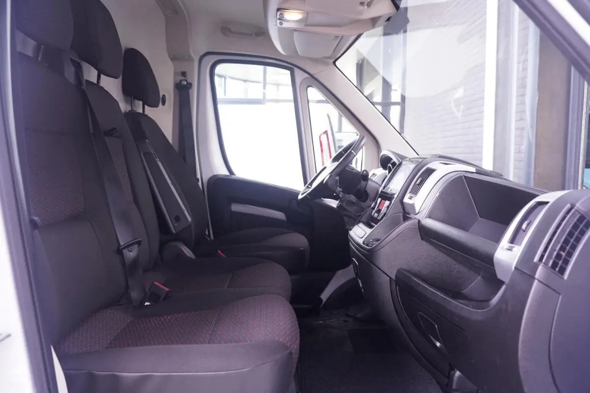 2.2D 140 pk L2H2 Imperiaal met Trap, Trekhaak Navi, Camera, Apple Carplay, Airco ECC, 3-Zits