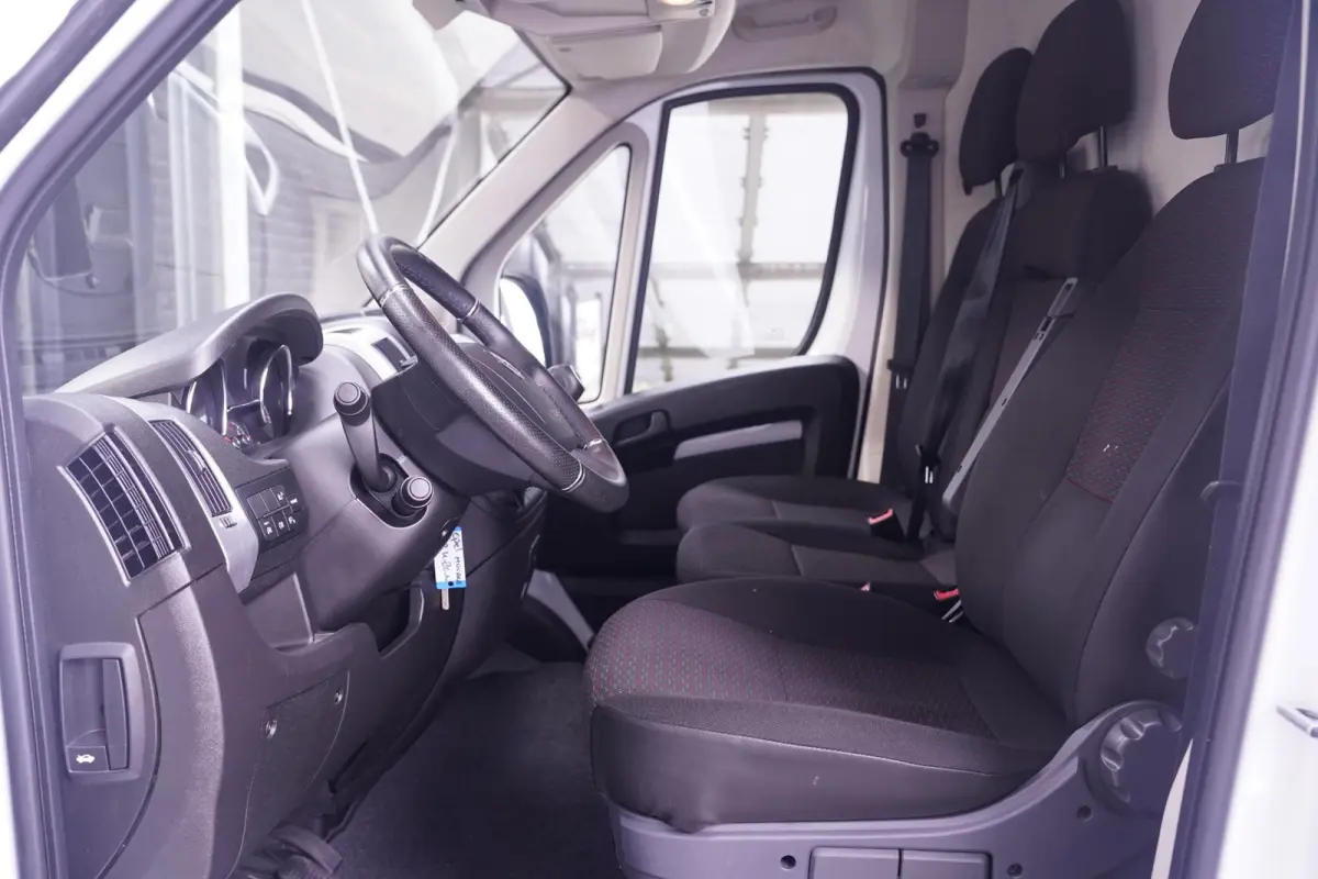 2.2D 140 pk L2H2 Imperiaal met Trap, Trekhaak Navi, Camera, Apple Carplay, Airco ECC, 3-Zits