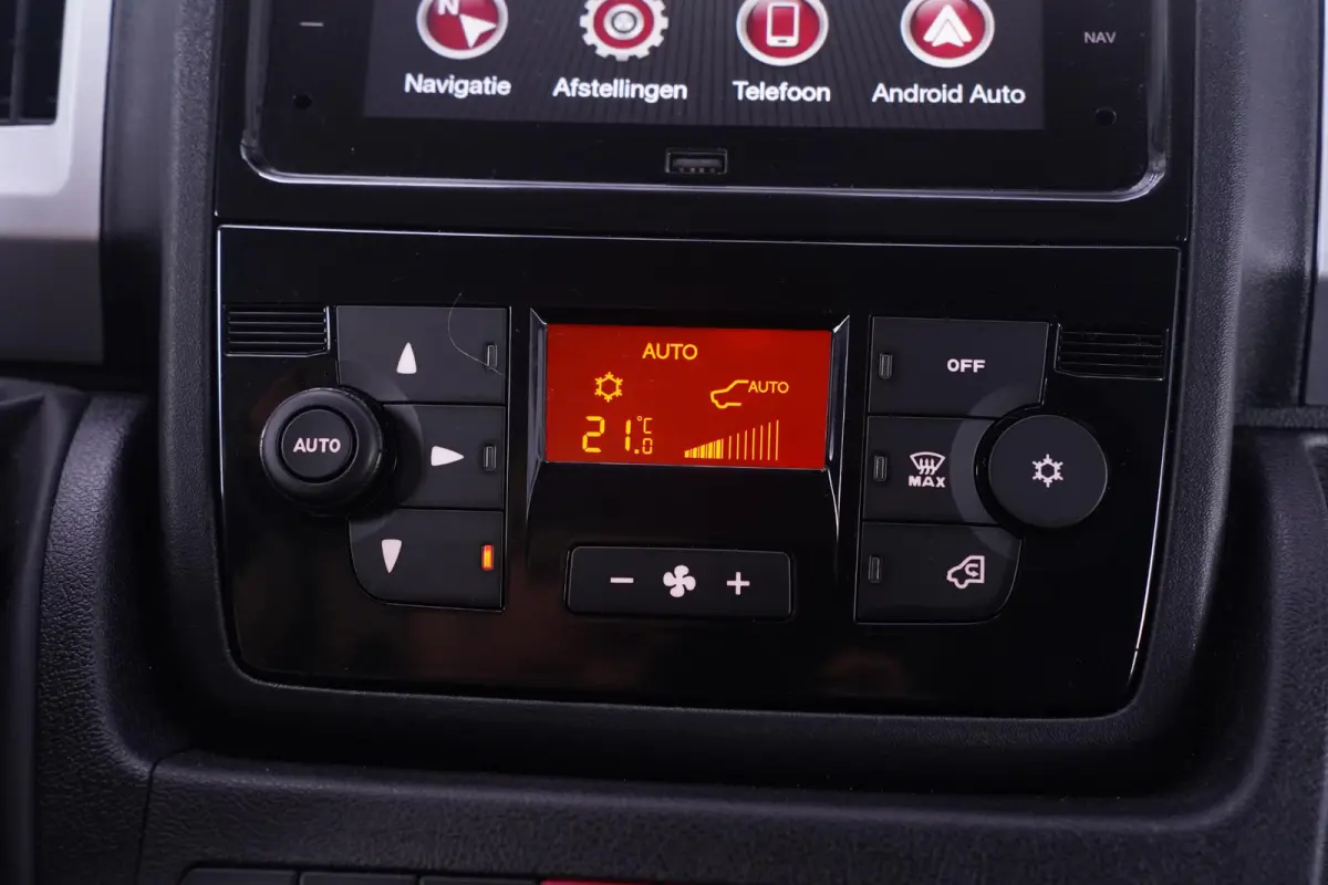2.2D 140 pk L2H2 Imperiaal met Trap, Trekhaak Navi, Camera, Apple Carplay, Airco ECC, 3-Zits