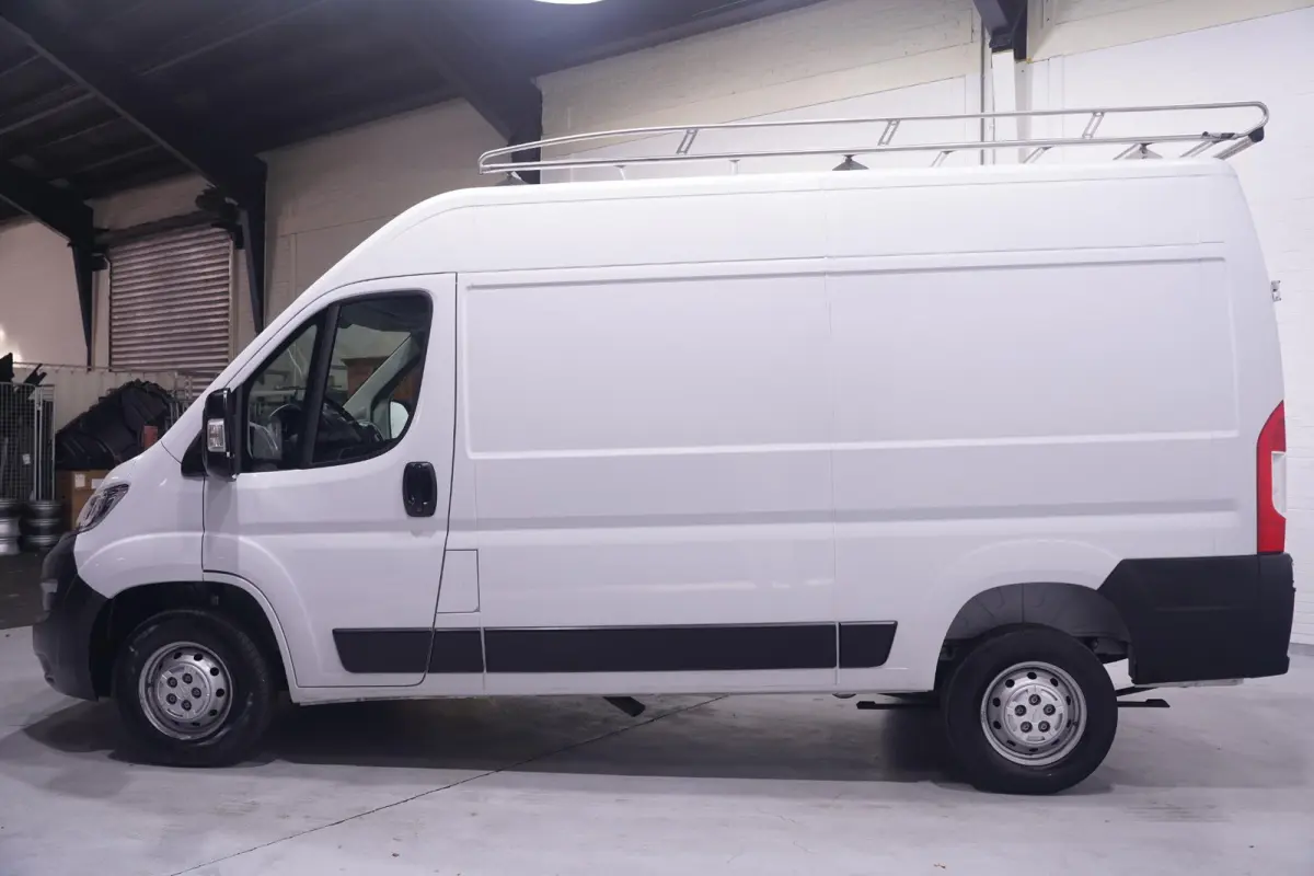2.2D 140 pk L2H2 Imperiaal met Trap, Trekhaak Navi, Camera, Apple Carplay, Airco ECC, 3-Zits