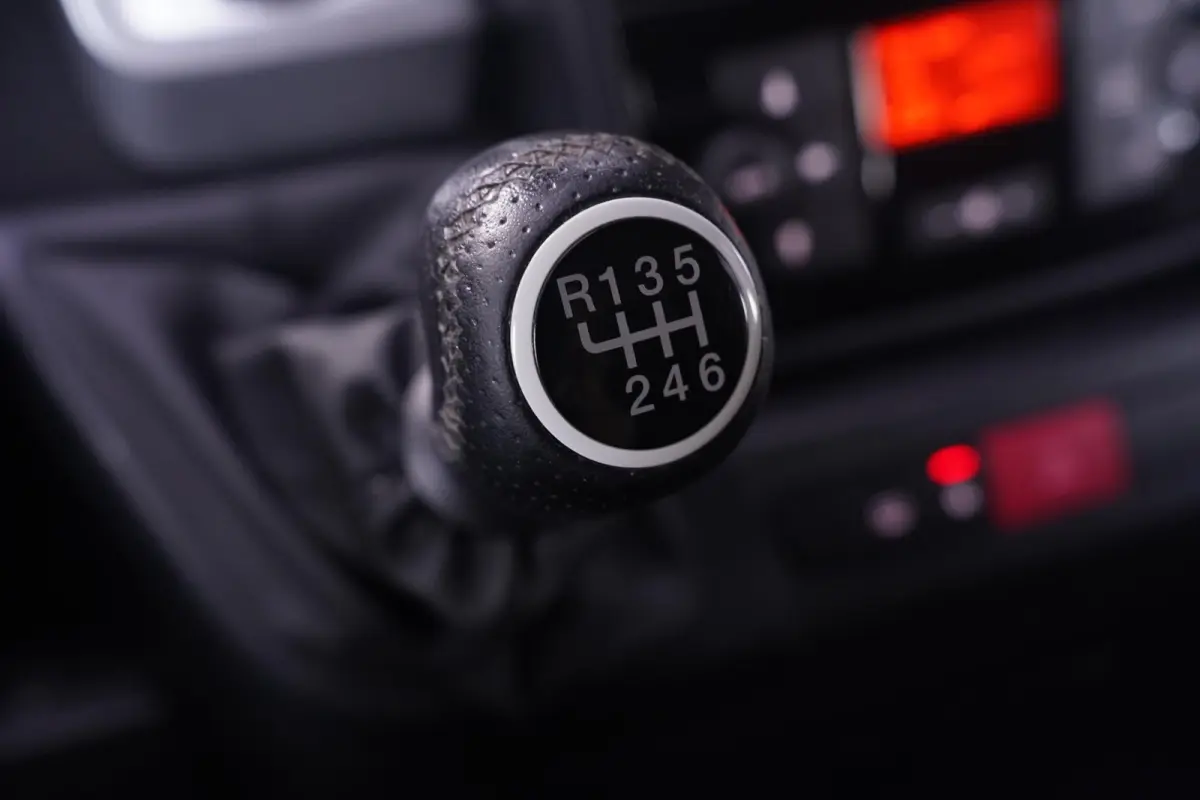 2.2D 140 pk L2H2 Imperiaal met Trap, Trekhaak Navi, Camera, Apple Carplay, Airco ECC, 3-Zits