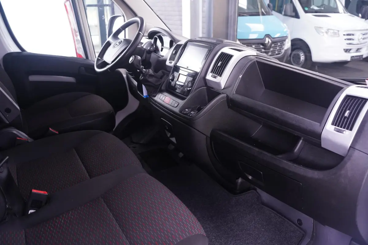 2.2D 140 pk L2H2 Imperiaal met Trap, Trekhaak Navi, Camera, Apple Carplay, Airco ECC, 3-Zits