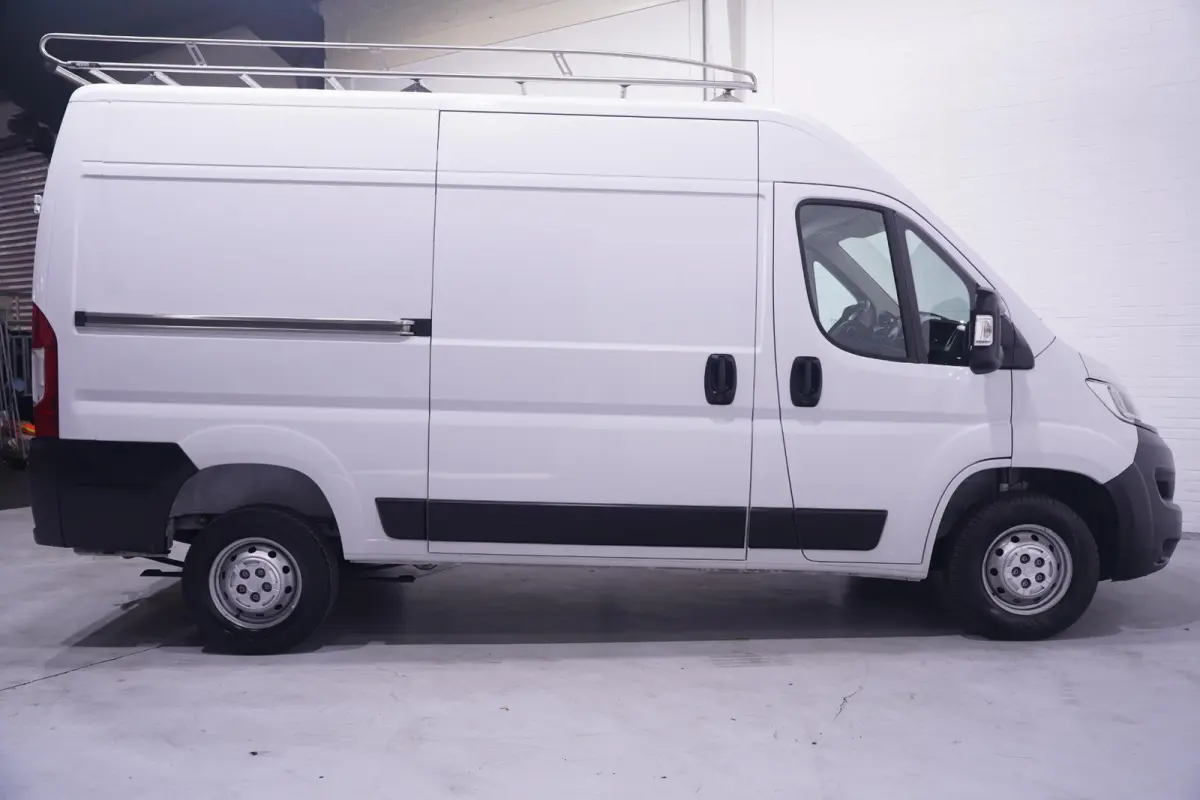 2.2D 140 pk L2H2 Imperiaal met Trap, Trekhaak Navi, Camera, Apple Carplay, Airco ECC, 3-Zits