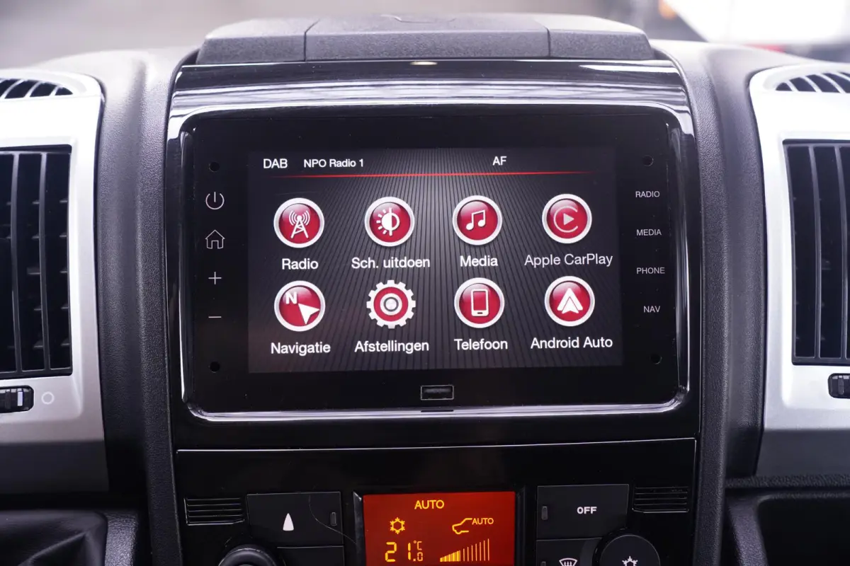 2.2D 140 pk L2H2 Imperiaal met Trap, Trekhaak Navi, Camera, Apple Carplay, Airco ECC, 3-Zits