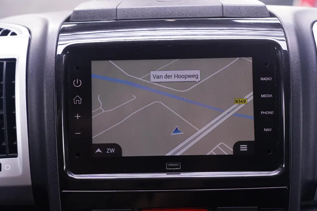 2.2D 140 pk L2H2 Imperiaal met Trap, Trekhaak Navi, Camera, Apple Carplay, Airco ECC, 3-Zits