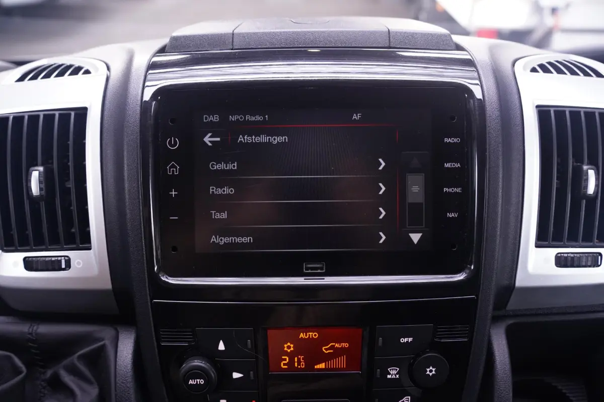 2.2D 140 pk L2H2 Imperiaal met Trap, Trekhaak Navi, Camera, Apple Carplay, Airco ECC, 3-Zits