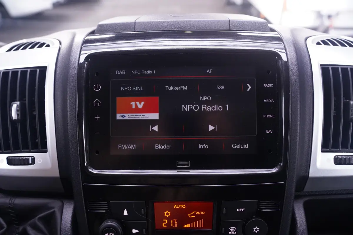 2.2D 140 pk L2H2 Imperiaal met Trap, Trekhaak Navi, Camera, Apple Carplay, Airco ECC, 3-Zits