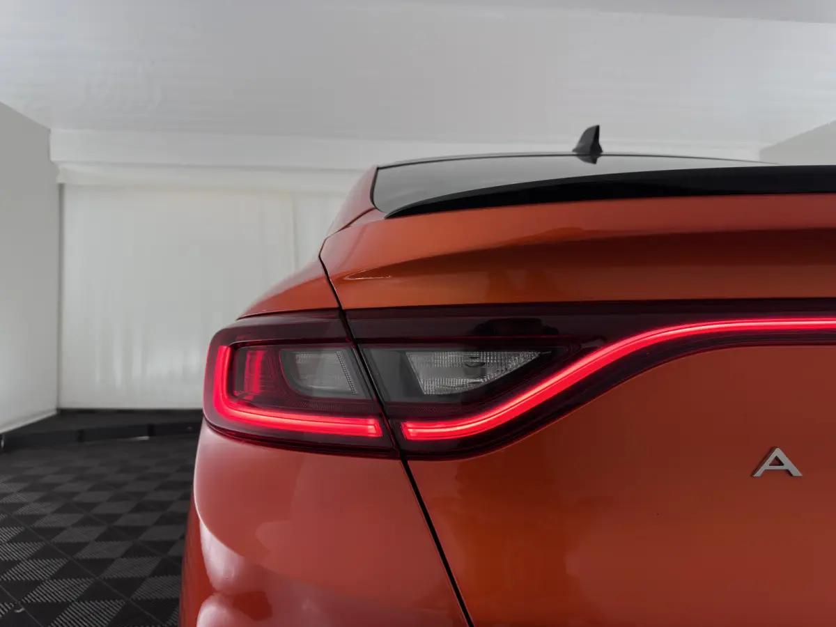 1.6 E-Tech Hybrid 145 R.S. Line (INCL-BTW) Aut. *LEATHER | FULL-LED | BLINDSPOT | CAMERA | BOSE-AUDIO | HEATED-SPORTSEATS | KEYLESS | AMBIENTLIGHT | DIGI-COCKPIT | PRIVACY-GLASS | NAVI-FULLM