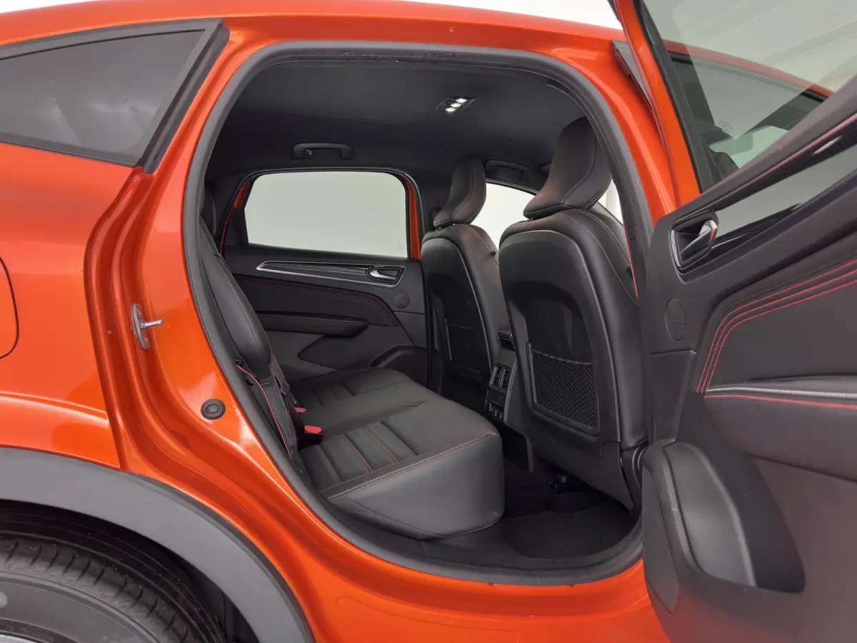 1.6 E-Tech Hybrid 145 R.S. Line (INCL-BTW) Aut. *LEATHER | FULL-LED | BLINDSPOT | CAMERA | BOSE-AUDIO | HEATED-SPORTSEATS | KEYLESS | AMBIENTLIGHT | DIGI-COCKPIT | PRIVACY-GLASS | NAVI-FULLM