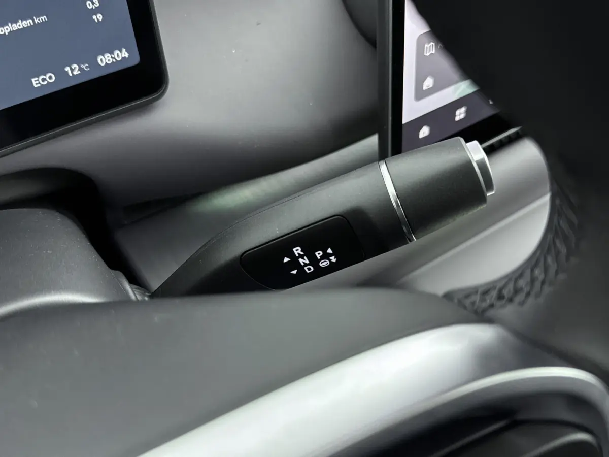 Design 28.4 kWh | VOORRAAD ACTIE! | Light White | Tot 920km actieradius | lichtmetalen velgen 20" | kunstlederen bekleding | navigatiesysteem | panoramadak