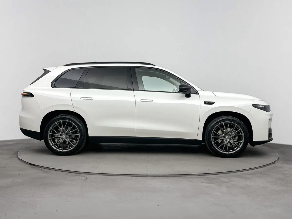 Design 28.4 kWh | VOORRAAD ACTIE! | Light White | Tot 920km actieradius | lichtmetalen velgen 20" | kunstlederen bekleding | navigatiesysteem | panoramadak