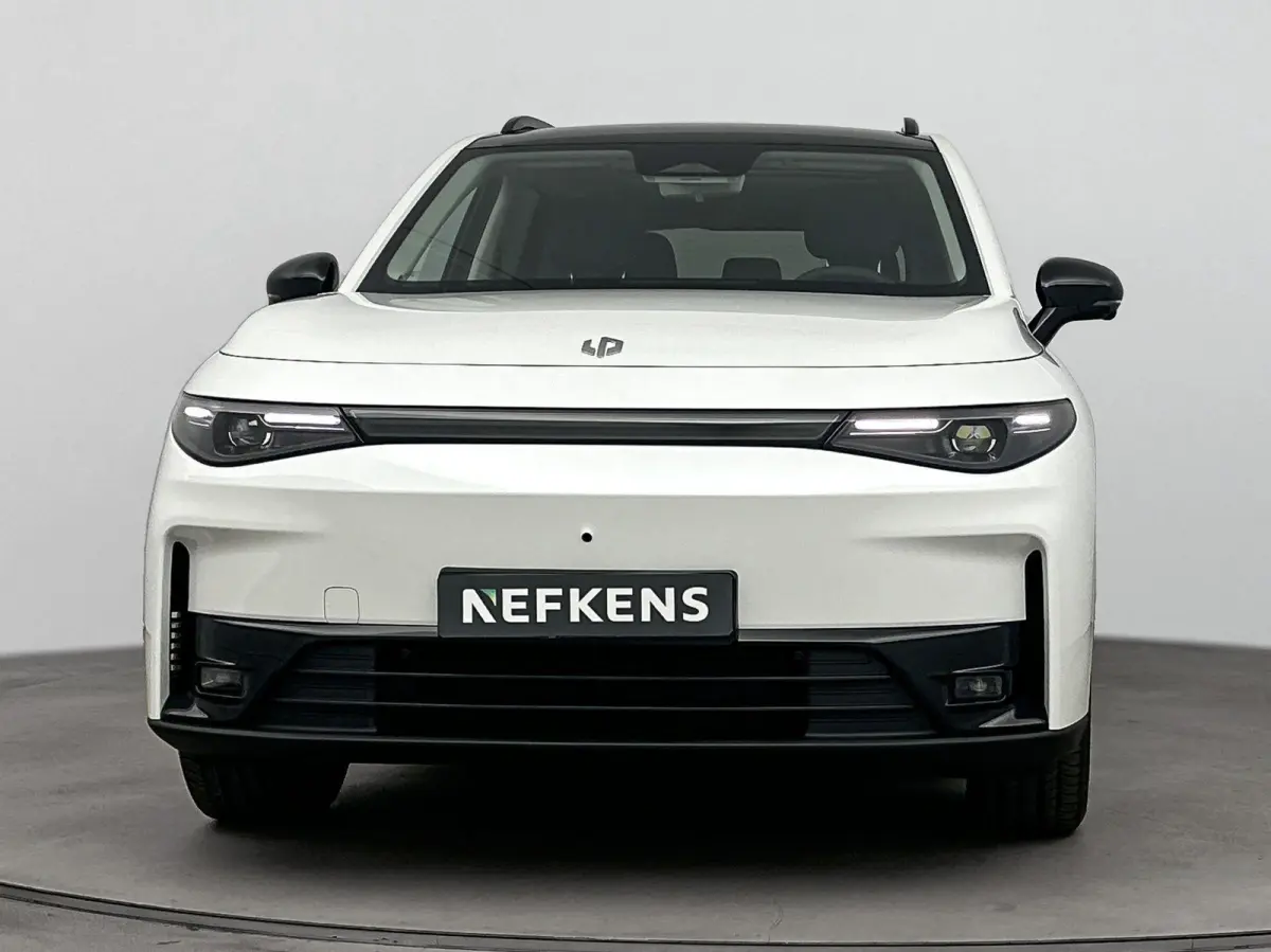 Design 28.4 kWh | VOORRAAD ACTIE! | Light White | Tot 920km actieradius | lichtmetalen velgen 20" | kunstlederen bekleding | navigatiesysteem | panoramadak