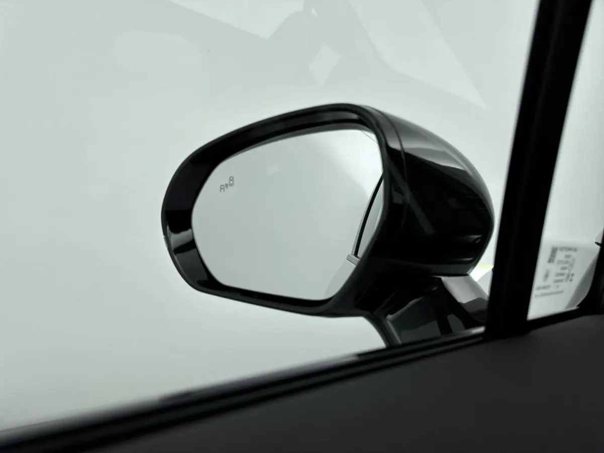 Design 28.4 kWh | VOORRAAD ACTIE! | Light White | Tot 920km actieradius | lichtmetalen velgen 20" | kunstlederen bekleding | navigatiesysteem | panoramadak