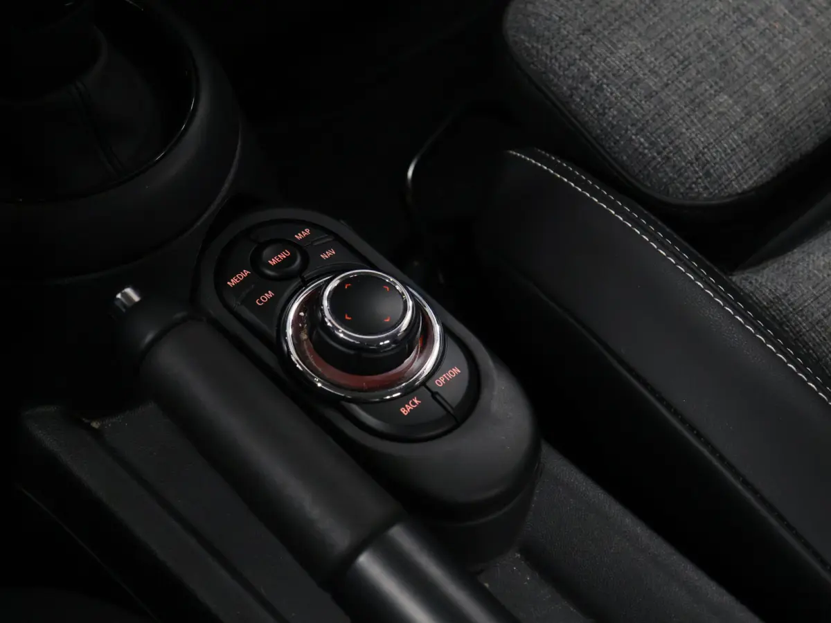1.5 One Business Edition [APPLE CARPLAY, JCW VELG, PARKEERSENSOR, SPORTSTOELEN, CRUISE CONTROL, NIEUWSTAAT]