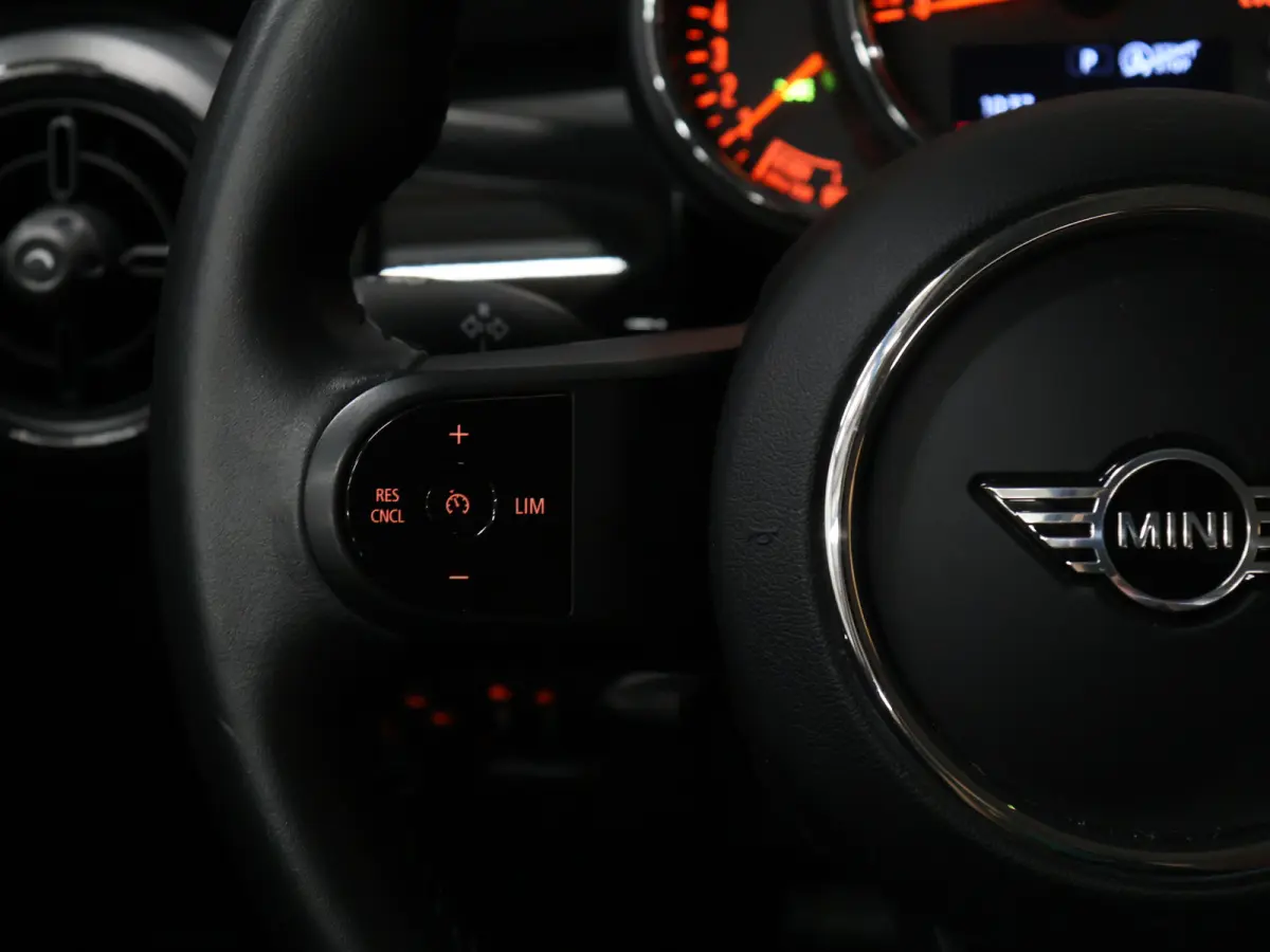 1.5 One Business Edition [APPLE CARPLAY, JCW VELG, PARKEERSENSOR, SPORTSTOELEN, CRUISE CONTROL, NIEUWSTAAT]