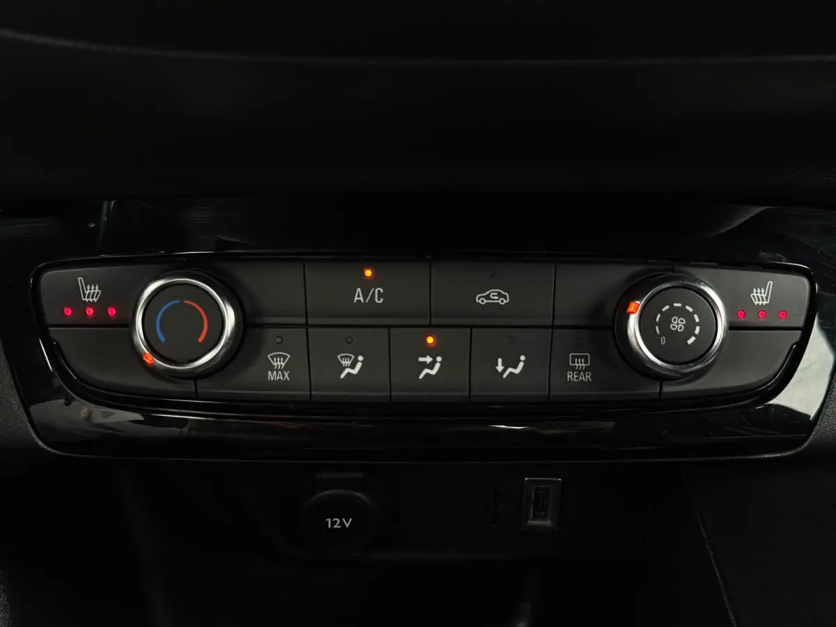 1.2 GS Line | LED | Camera | Parksens | Stoelverwarming | Carplay | Leder | Two Tone | BTW |