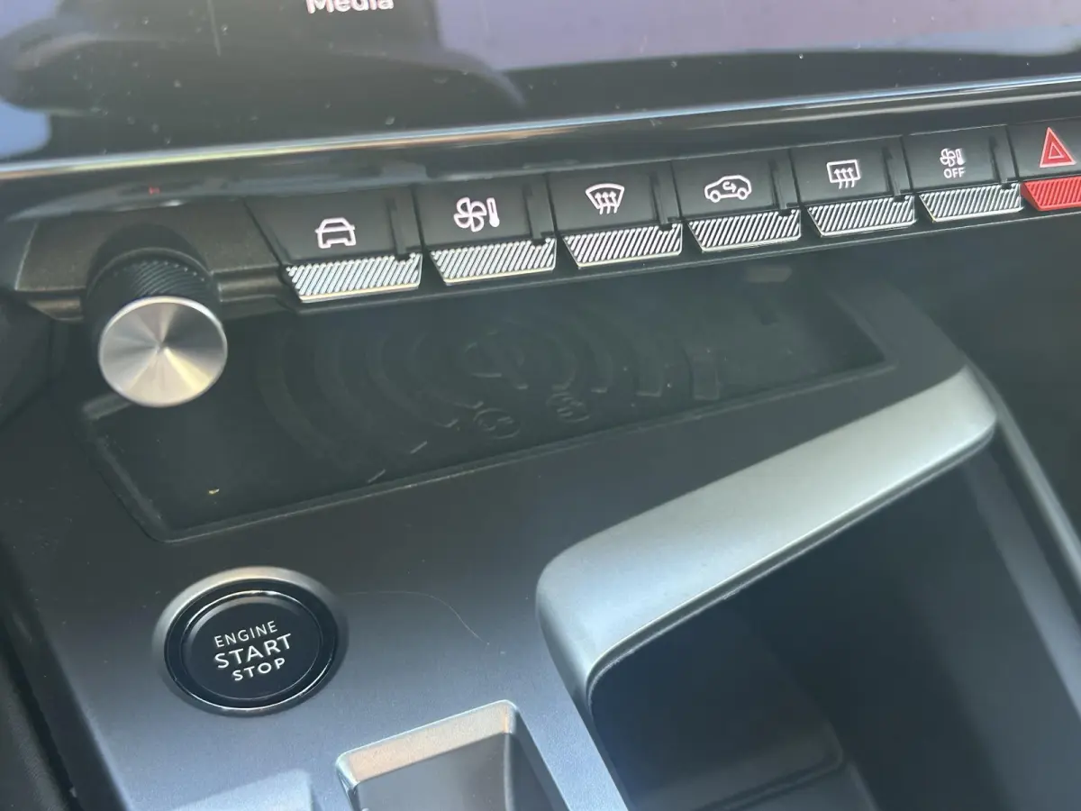 1.2 PureTech GT | Focal | Panoramisch schuifdak | Trekhaak | Apple Carplay/Android Auto