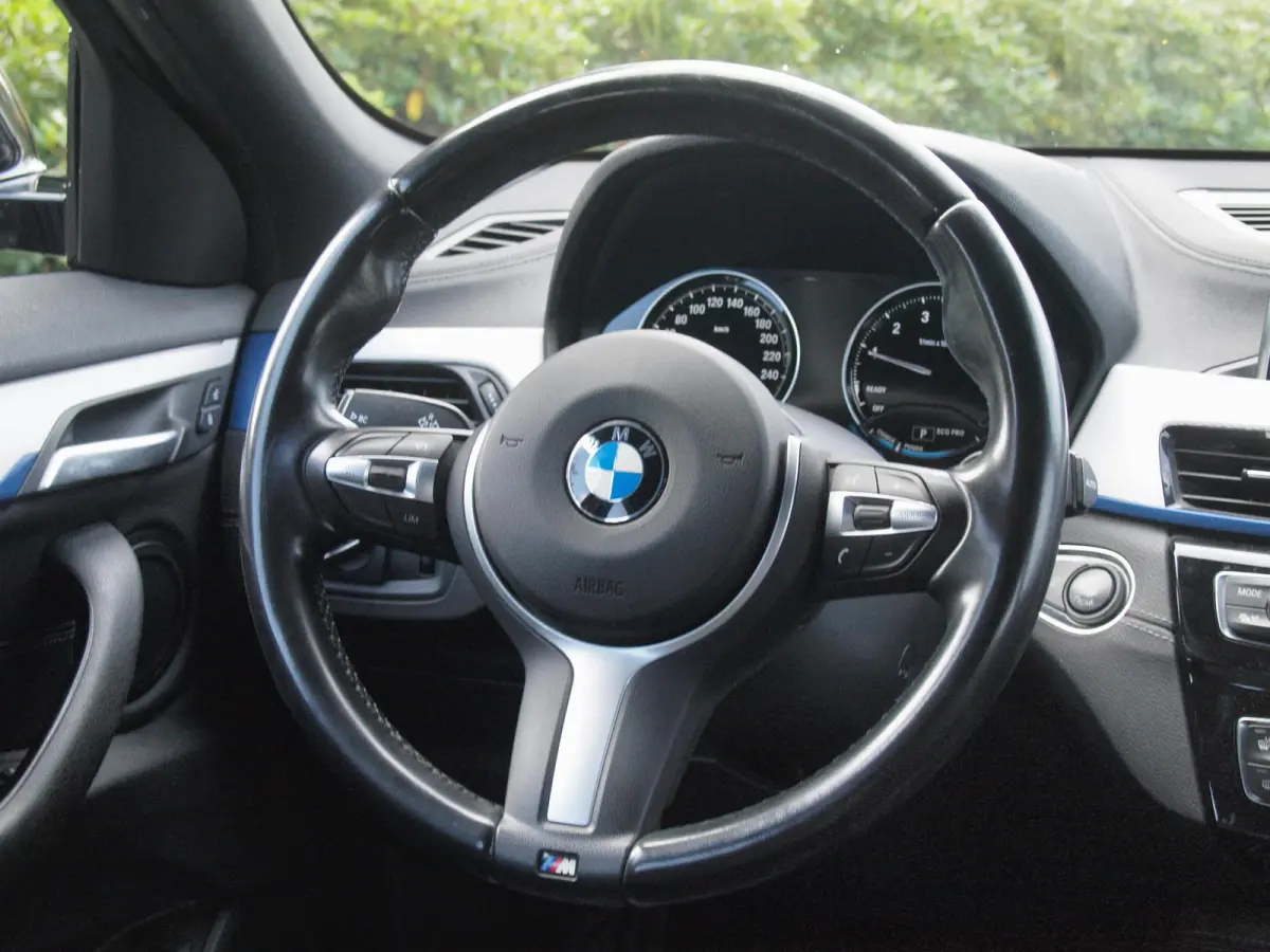 sDrive18i High Executive | M-pakket | Camera | Head-Up Display | Navi | Afneembare Trekhaak | NL-Auto |