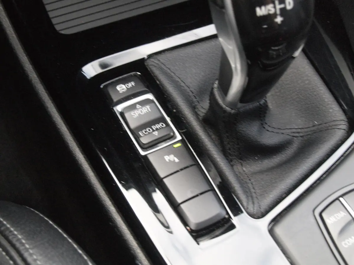 sDrive18i High Executive | M-pakket | Camera | Head-Up Display | Navi | Afneembare Trekhaak | NL-Auto |